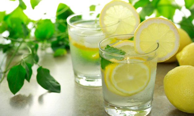 Warmes Zitronenwasser gegen Verdauungsstörungen